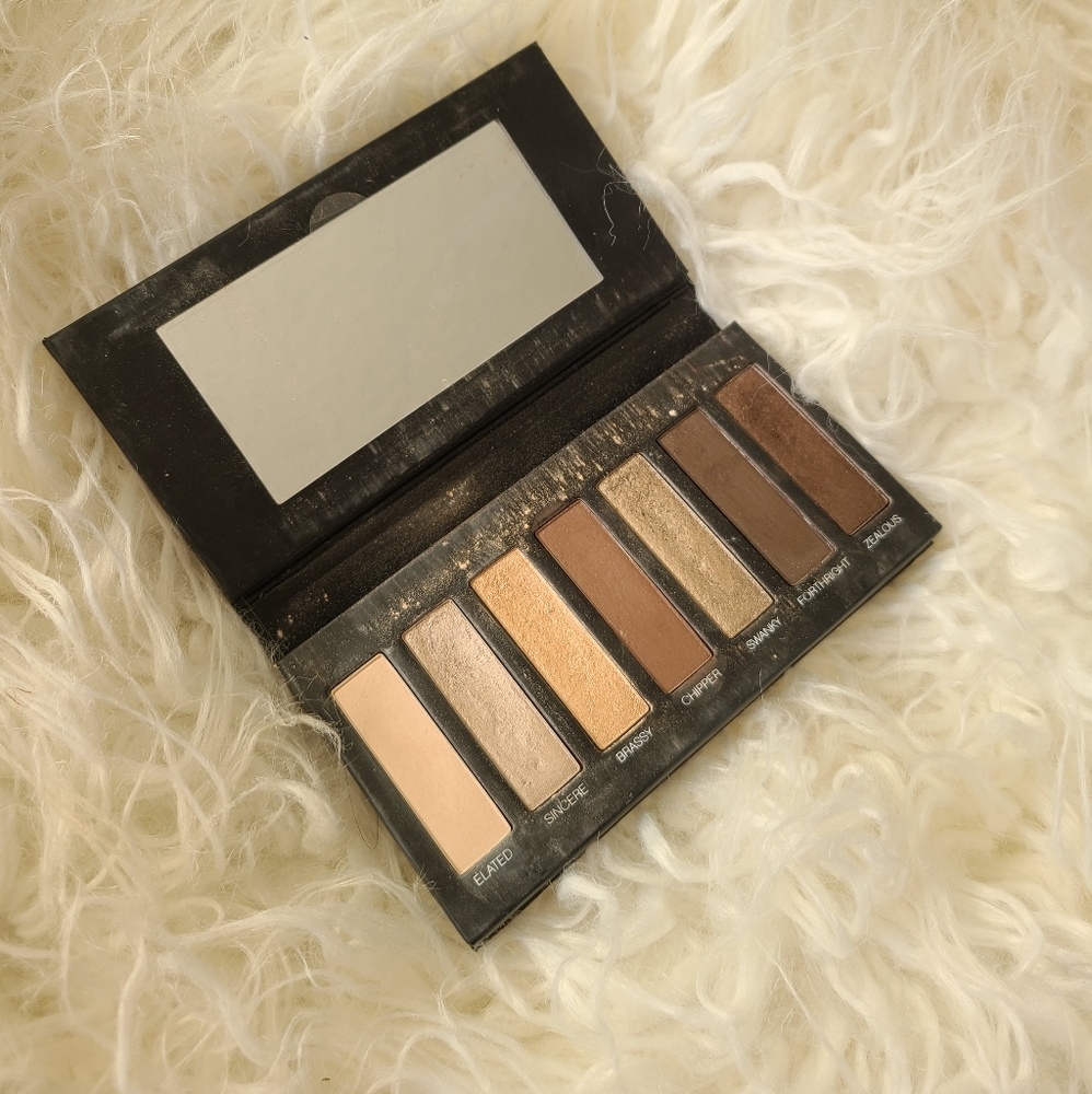 Younique Addiction Eyeshadow Pallet